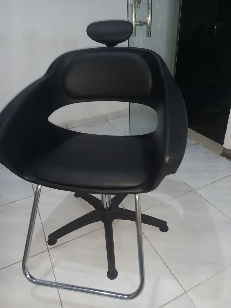 Cadeira de Barbeiro/ cabelereiro Giratória - Preta