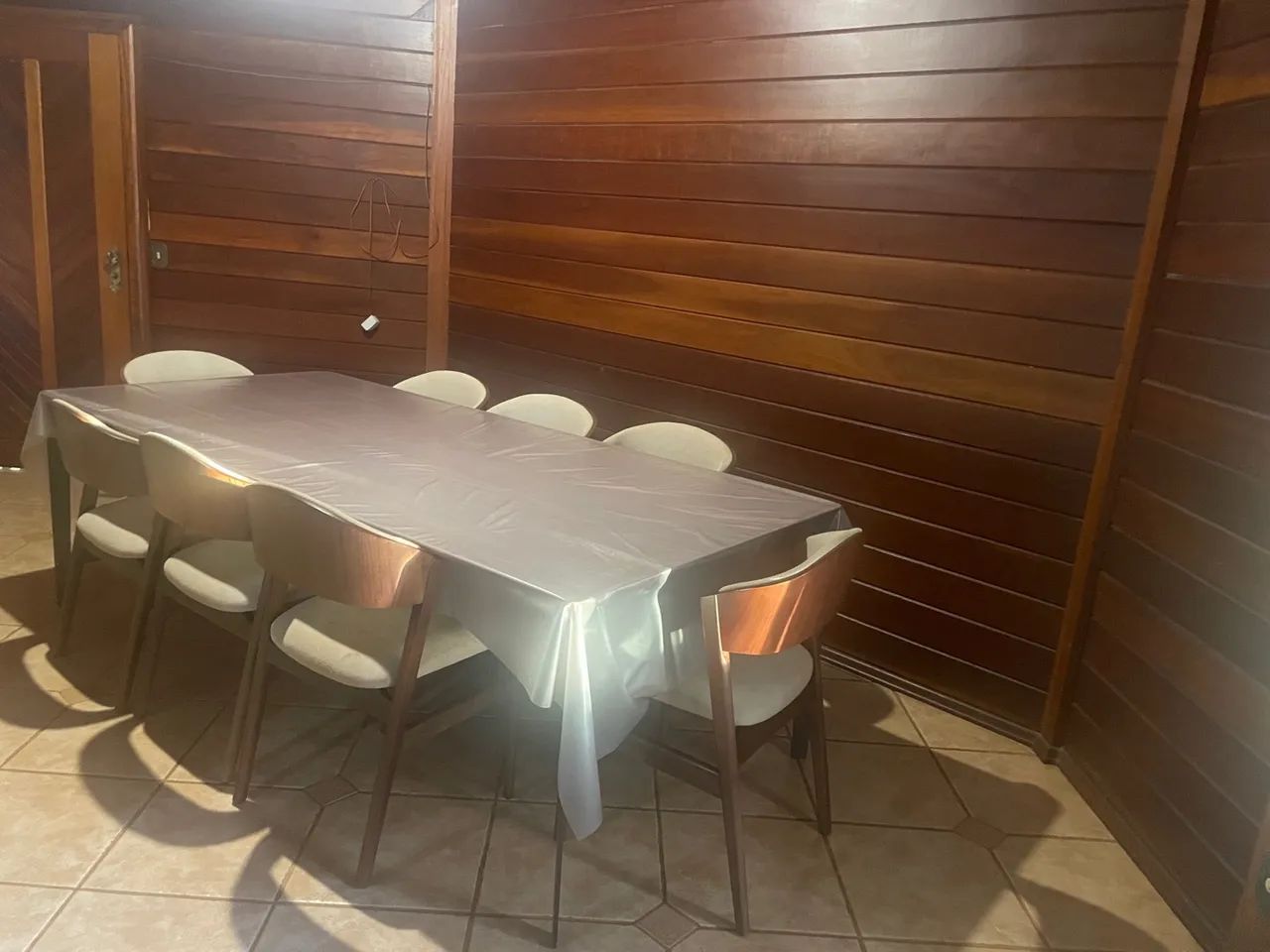 Mesa de madeira, com 8 cadeiras confortáveis   - Foto 2