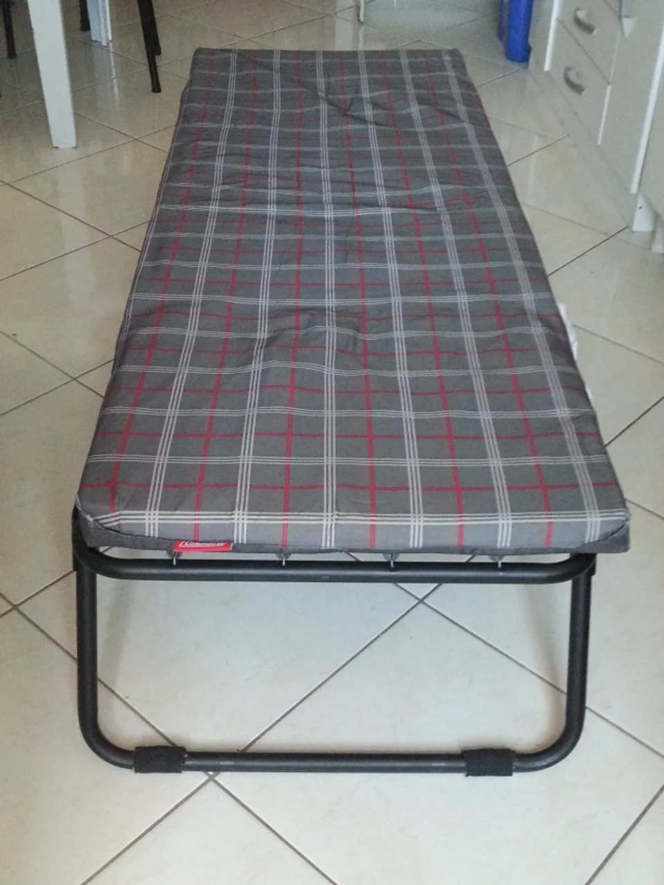 Cama Dobrável de Campanha Coleman, em Aço, com Molas