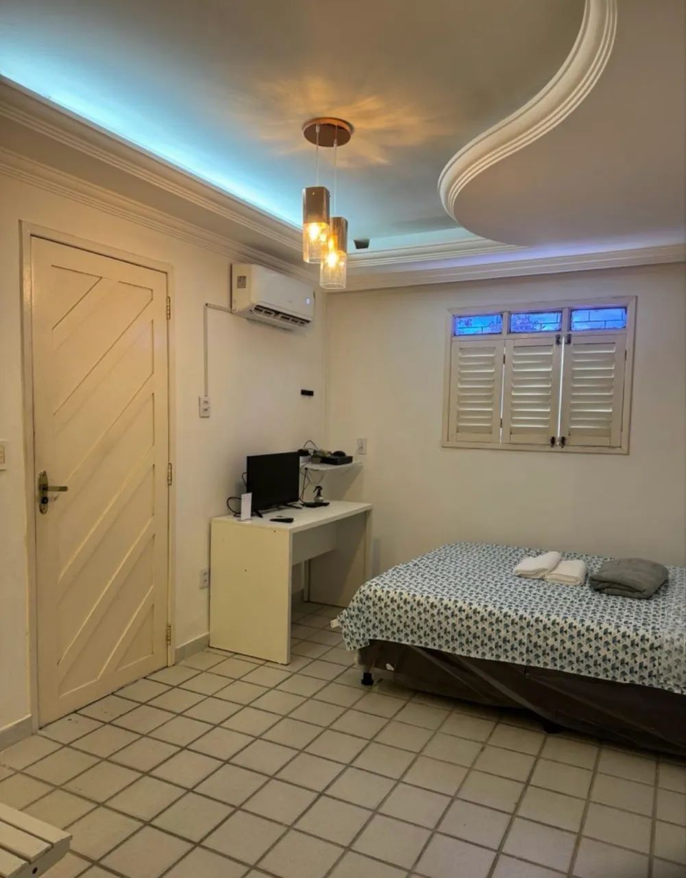 CASA COM 5 KITNETS  PORTEIRA FECHADA LOCADAS COM RENDA GARANTIDA 