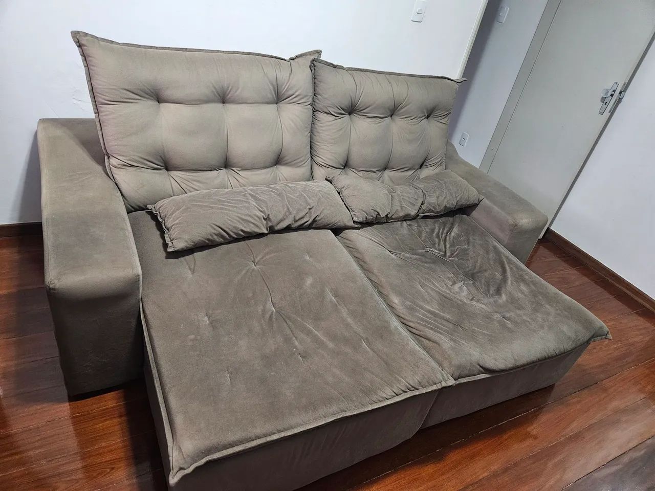 Vendo Sofá retrátil muito conservado