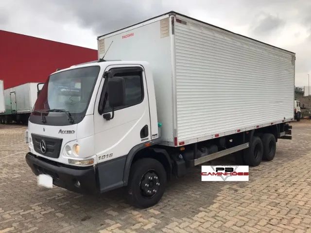 MERCEDES-BENZ ACCELO 1016 2014/2014 TRUCADO (6x2) COM BAÚ.