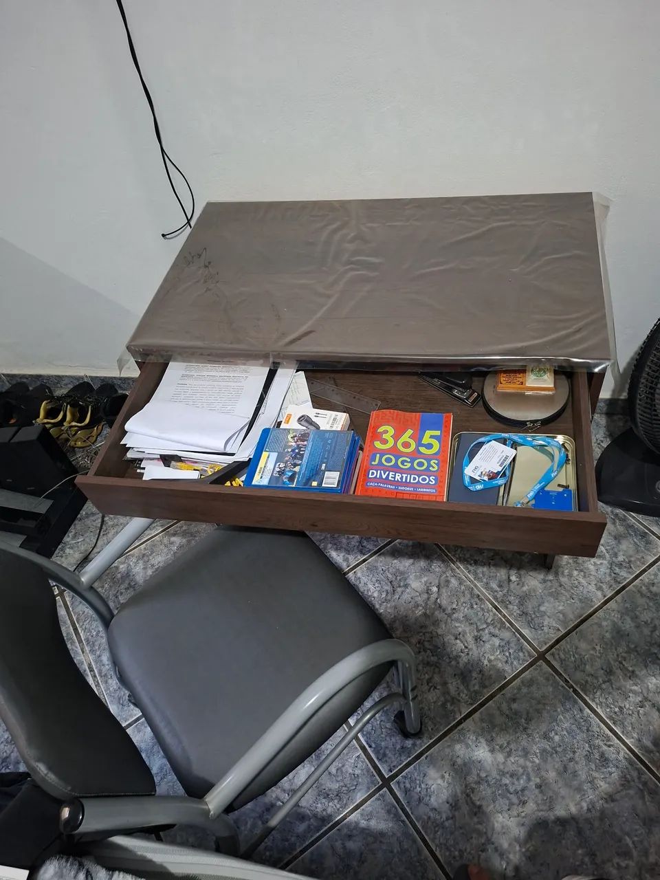 Mesa para notebook com gaveta e cadeira  - Foto 2