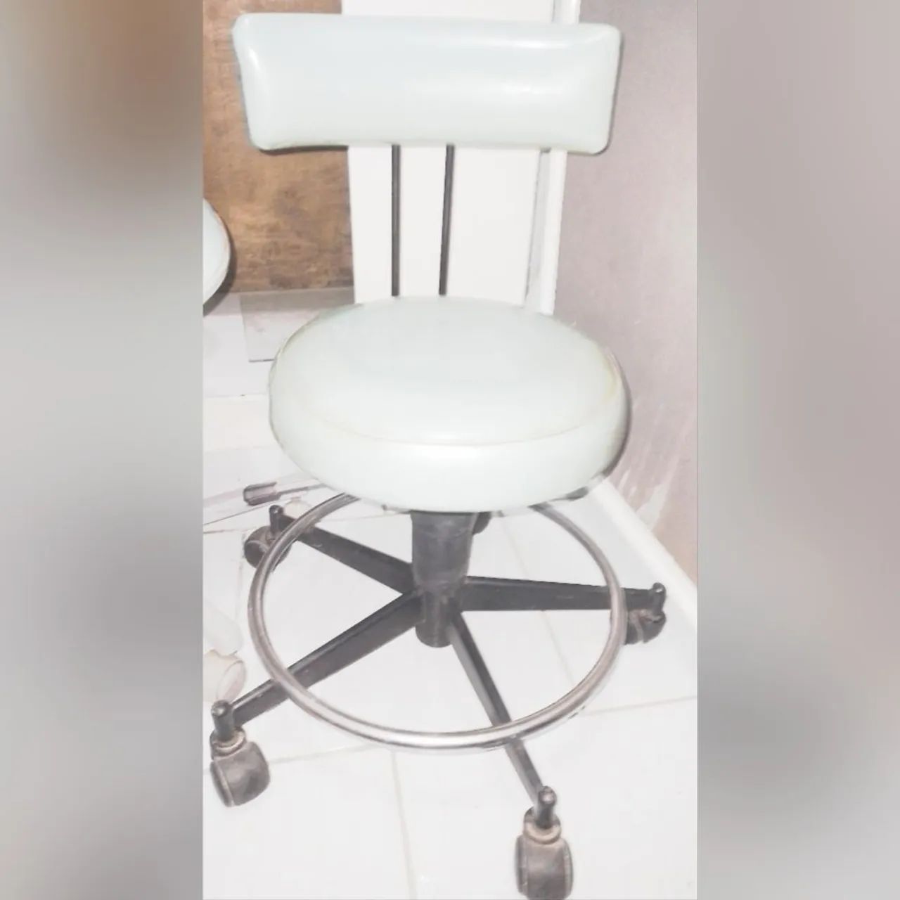 CADEIRA GIRATÓRIA ODONTOLÓGICA COMO RODINHAS 