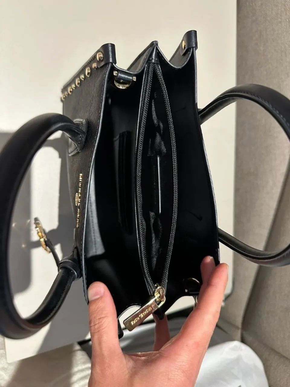 bolsa michael kors saffiano preta com tachas douradas - original - Foto 3