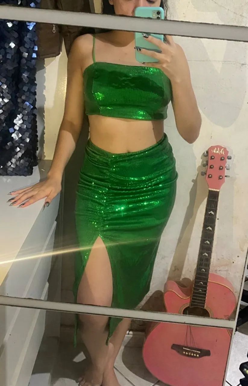 Conjunto verde cintilante de top e saia.