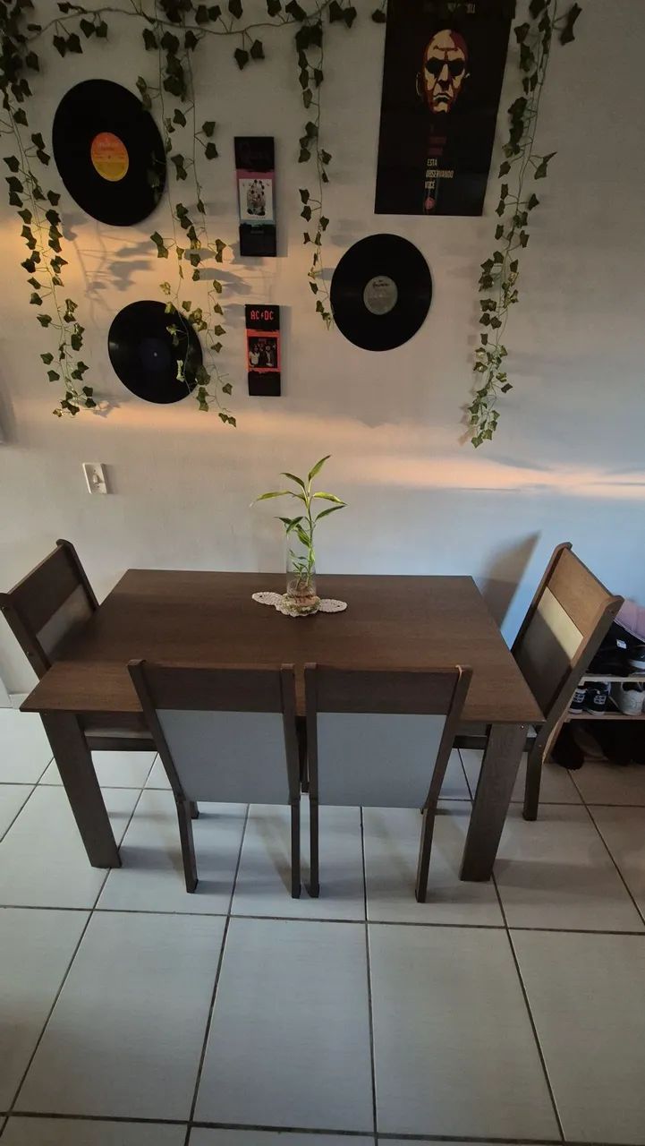 Mesa com 4 cadeiras