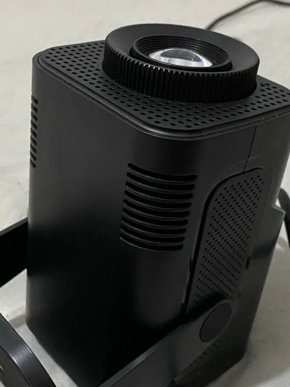PROJETOR ULTRA HD COM SISTEMA ANDROID INCLUSO(Wi-Fi, Netflix, YouTube entre outros) - Foto 2
