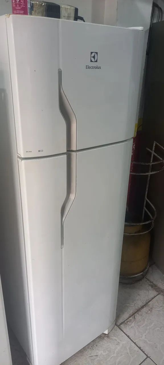 Vendo Geladeira Electrolux 