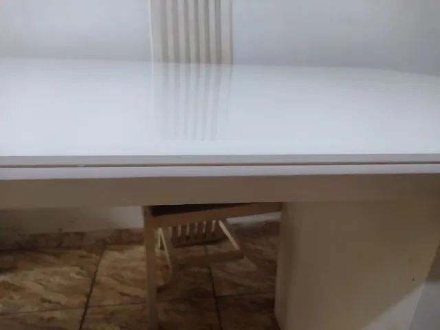 Mesa de jantar em madeira maciça laqueada branca com tampo de vidro .  - Foto 2
