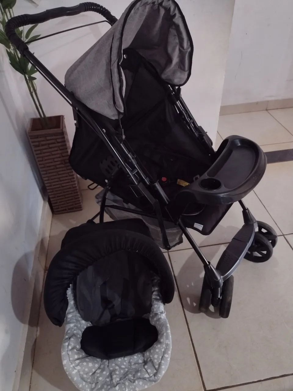 Carrinho com bebê conforto 