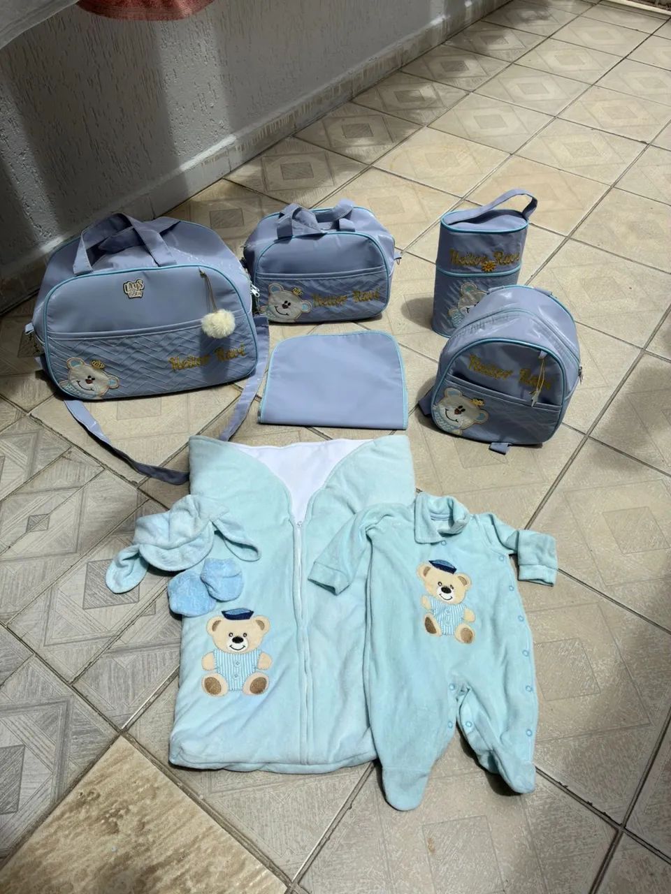 Vendo este kit Maternidade Saída de Maternidade e Conjunto de Bolsas
