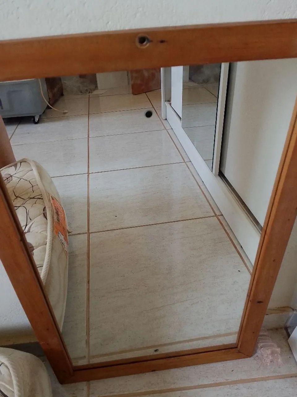 Espelho com moldura de madeira