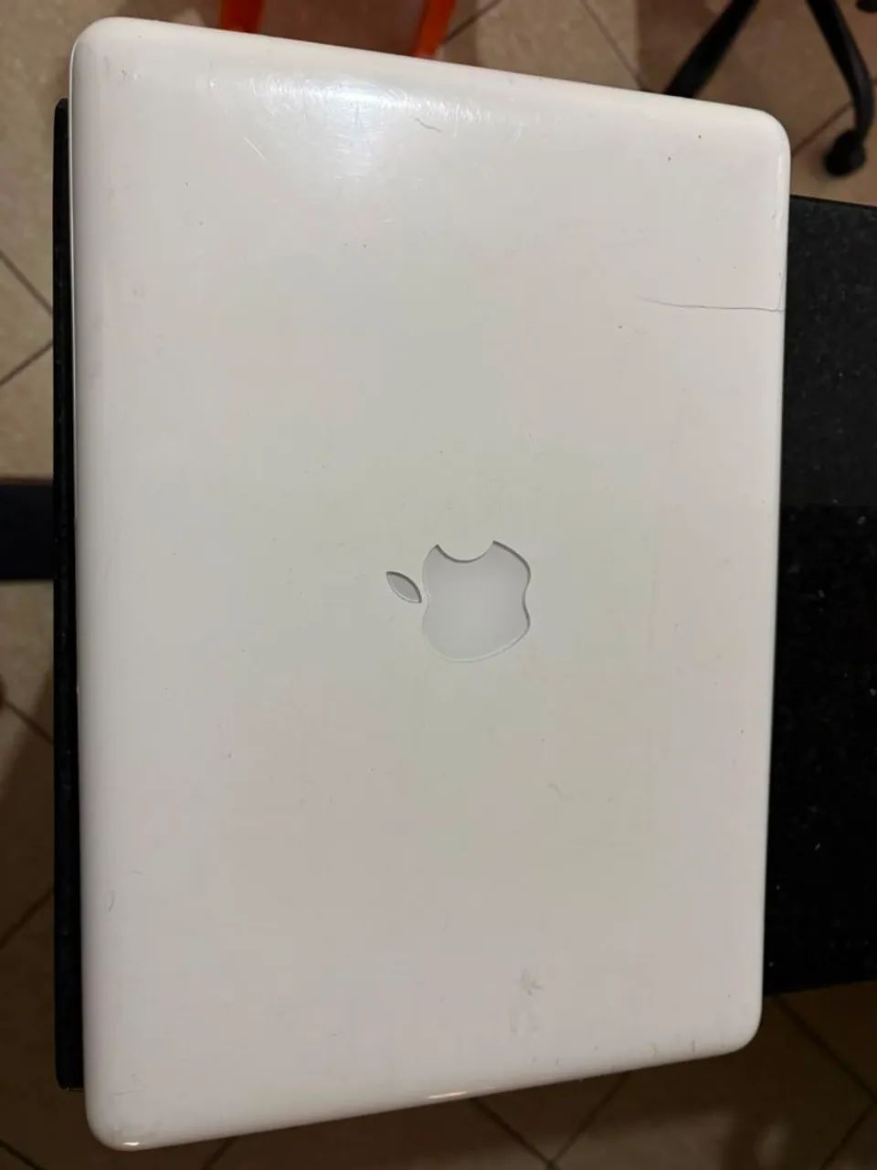 Macbook com problema de sistema carcaça muito boa 