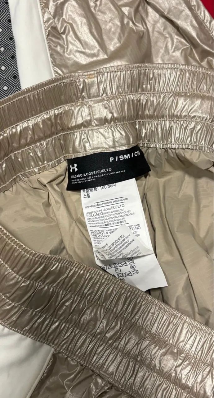 Calça Jogger Under Armour misty metalizada dourada e branca - Foto 2
