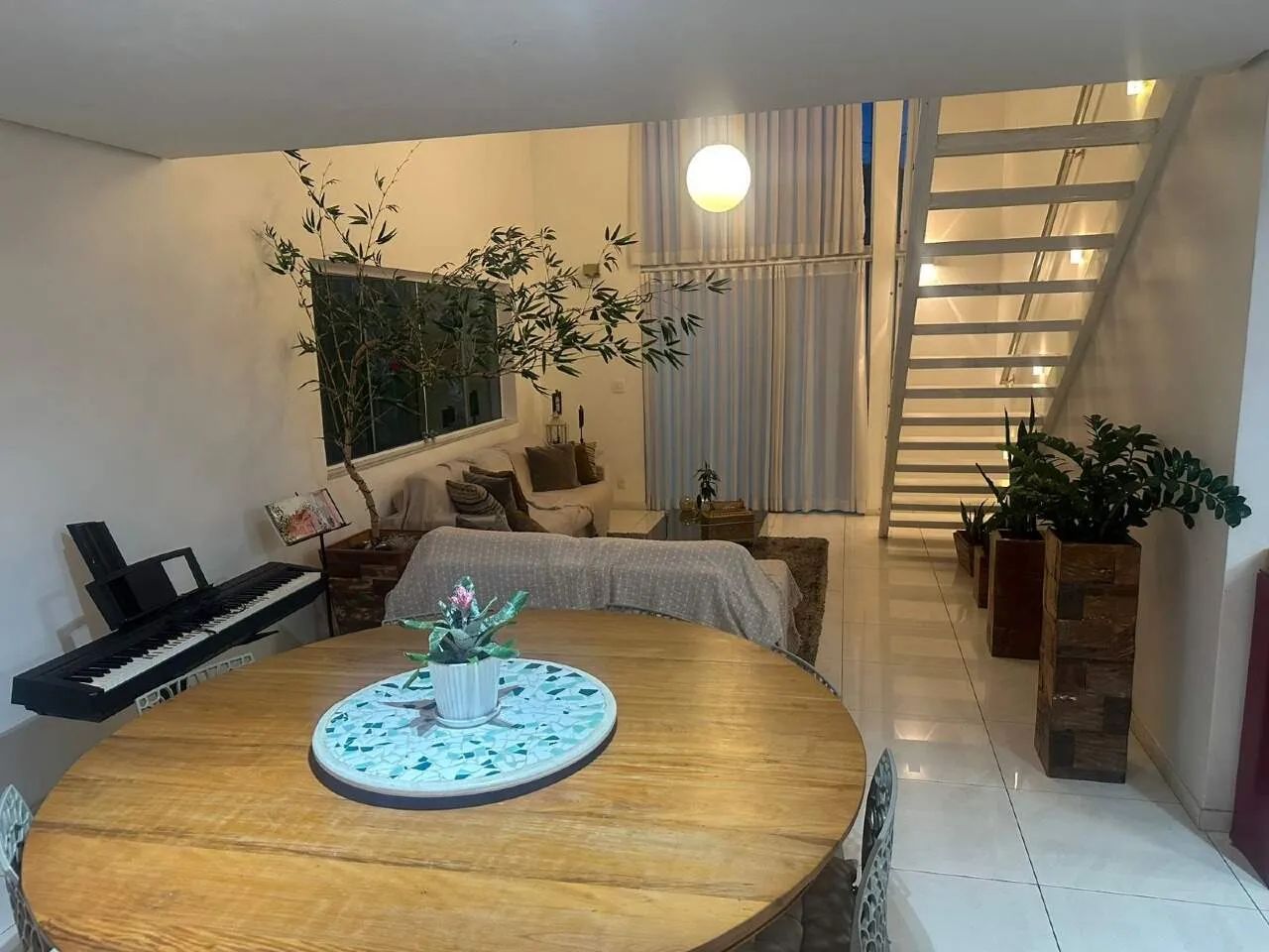 Casa com 03 quartos, suíte e 03 vagas cobertas Bairro Tirol! - Foto 2
