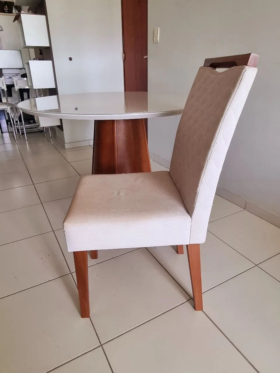 Conjunto de mesa de jantar com 4 cadeiras - 1.20m de diâmetro - Foto 5