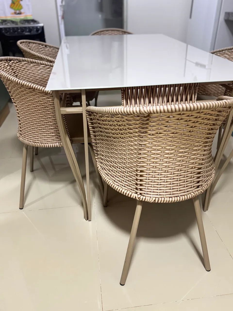 Mesa de jantar retangular em vidro laqueado, 6 lugares.  - Foto 4
