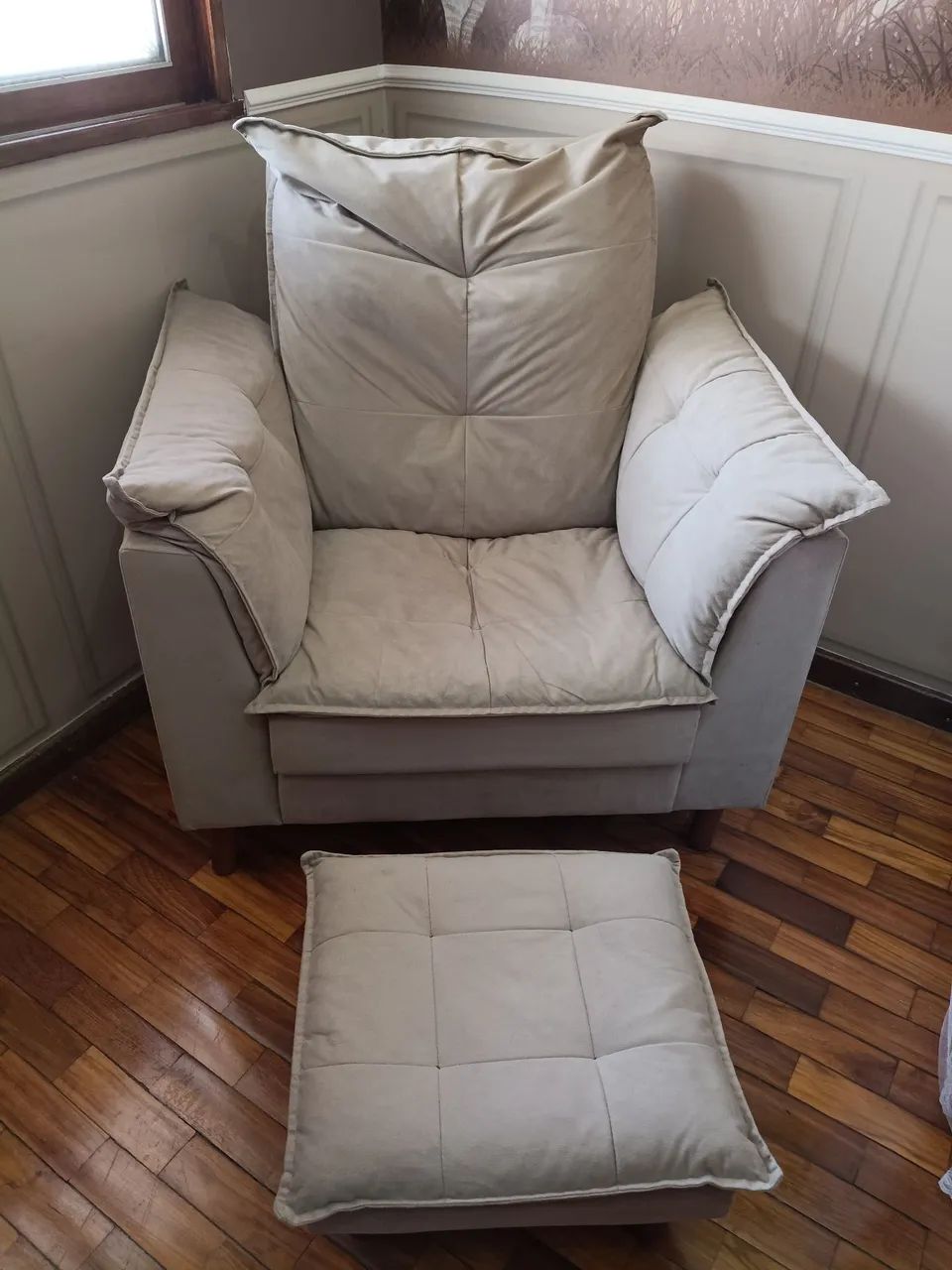 Poltrona de amamentação com puff ergonômica em suede