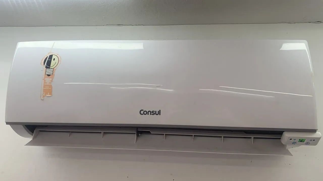 Ar condicionado de 12 votes, televisão de 32 polegadas,espelhos, bancadas e cadeiras
