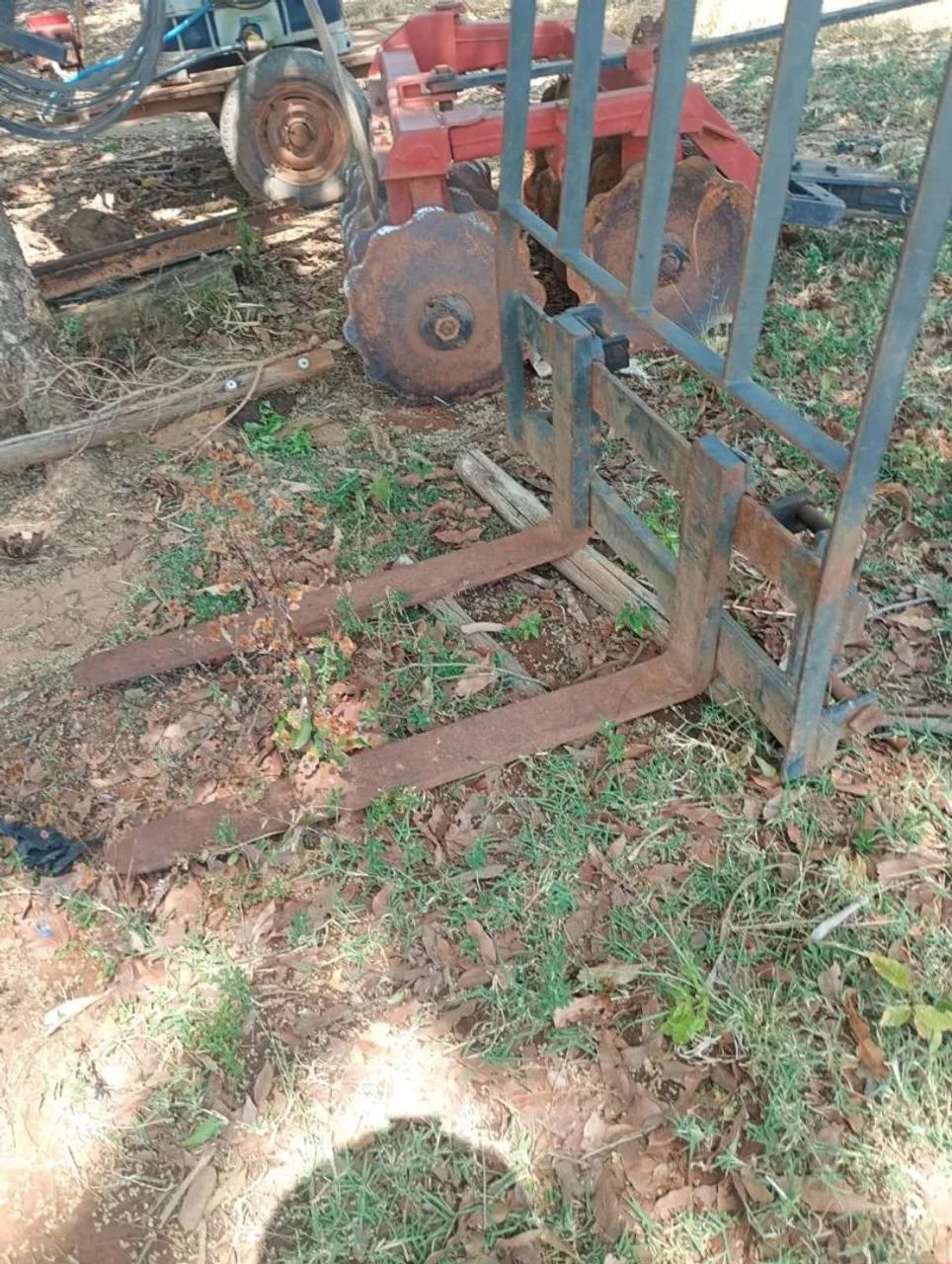 Vende-se trator Valmet com lâmina 