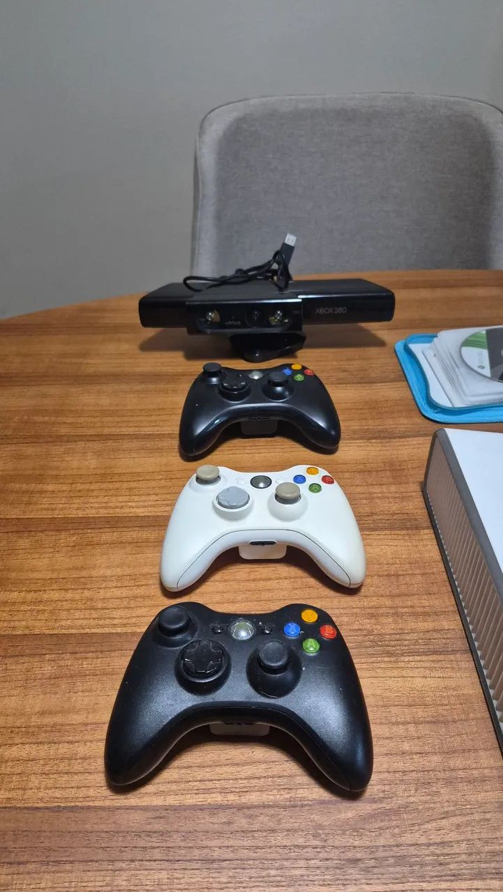 Xbox 360 com sensor Knect + 3 controles + 11 jogos - Foto 2