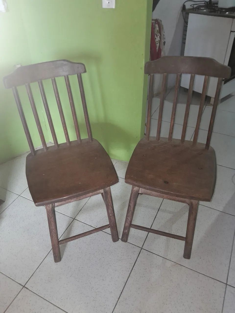 Mesa oval com duas cadeiras madeira antiga  - Foto 2