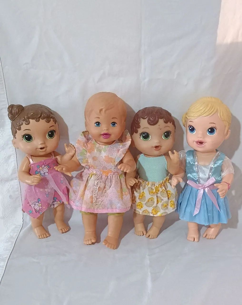 Lote com quatro bonecas usadas