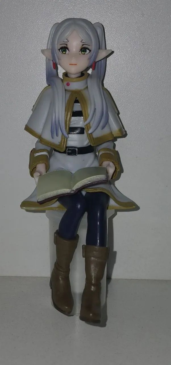 BONECA FRIEREN SENTADA COM LIVRO