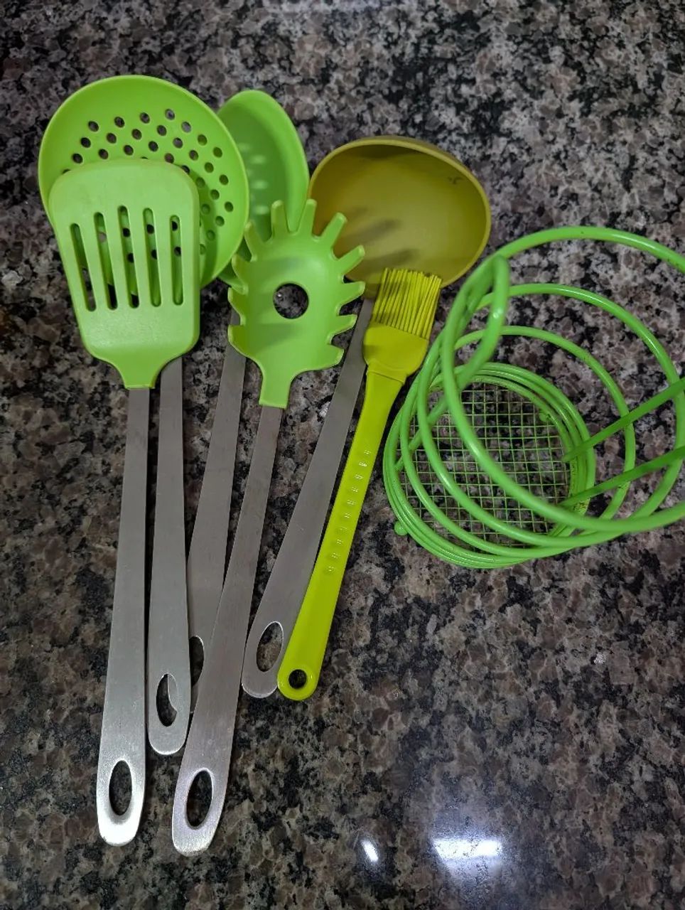 Jogo de utensílios para cozinha. 