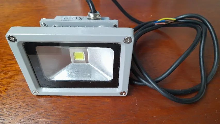 Refletor LED Externo 10W 800 Lumens Bivolt Automático