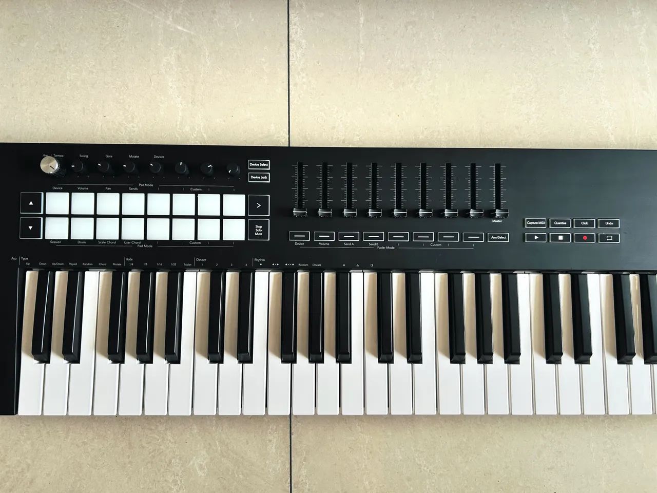 Teclado Controlador Novation LaunchKey 61