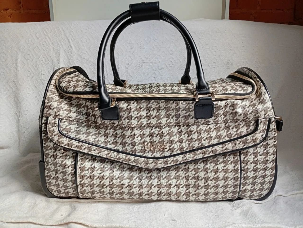 Bolsa da Guess versátil para viagem 