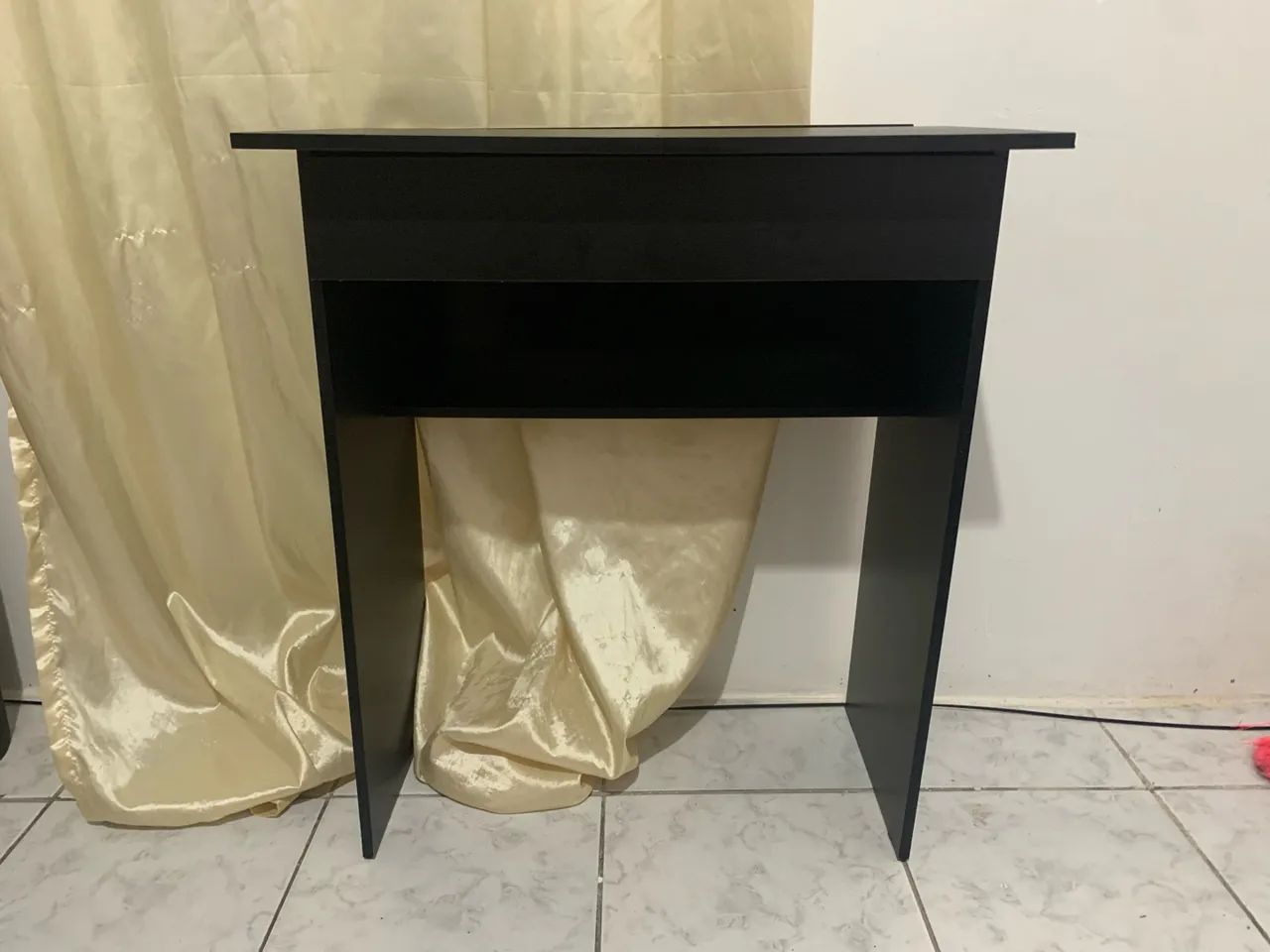 Escrivaninha preta com gaveta
