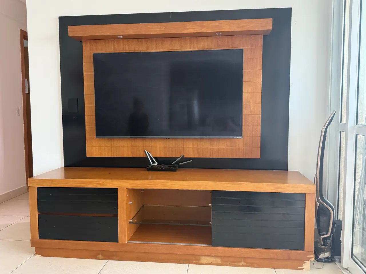 Rack com painel em madeira