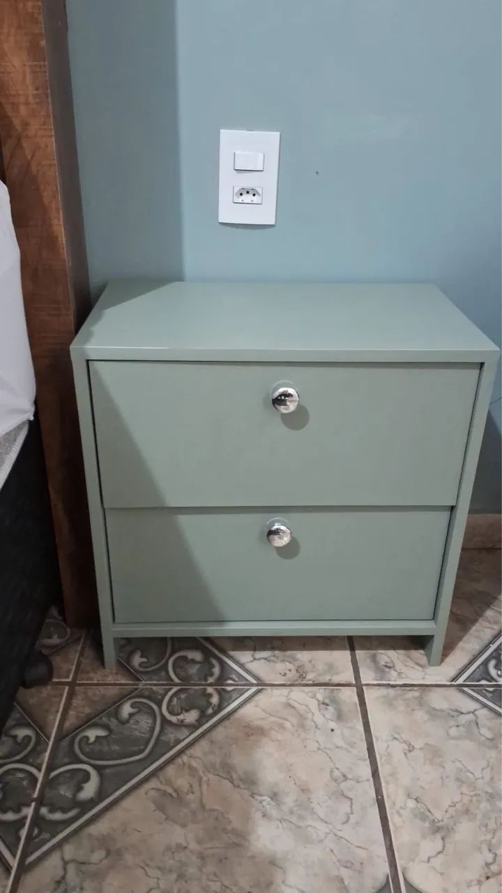 Criado mudo / mesa de cabeceira 