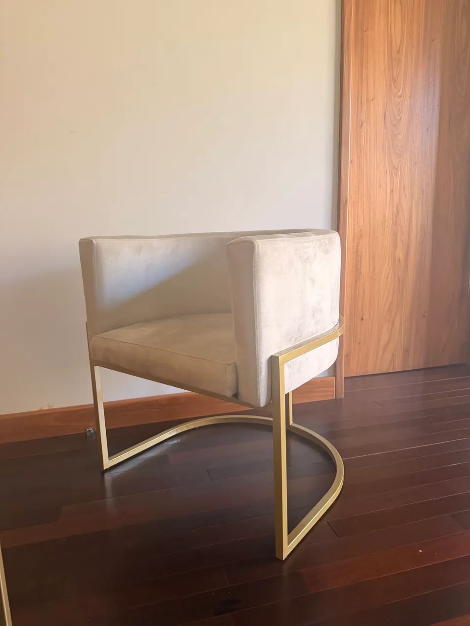 Poltrona Decorativa Base de Ferro Dourada Conforto Diversos Ambientes - Foto 2