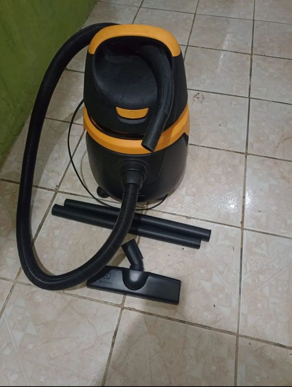 Vende - se um aspirador de pó eletrolux