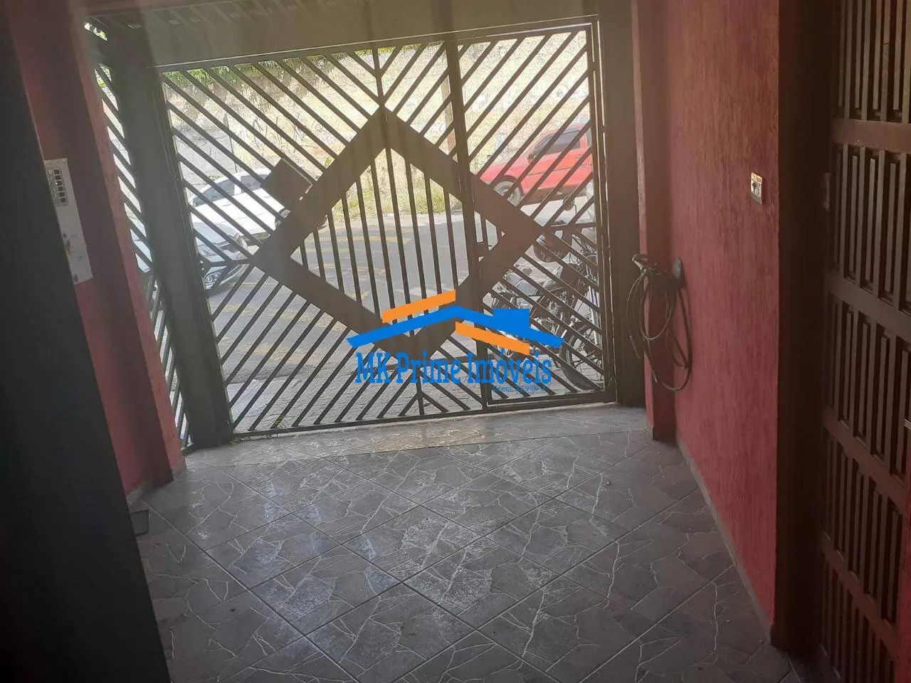 Terreno com 4 casas já alugadas e 1 Salão. Bom para renda! - Foto 2