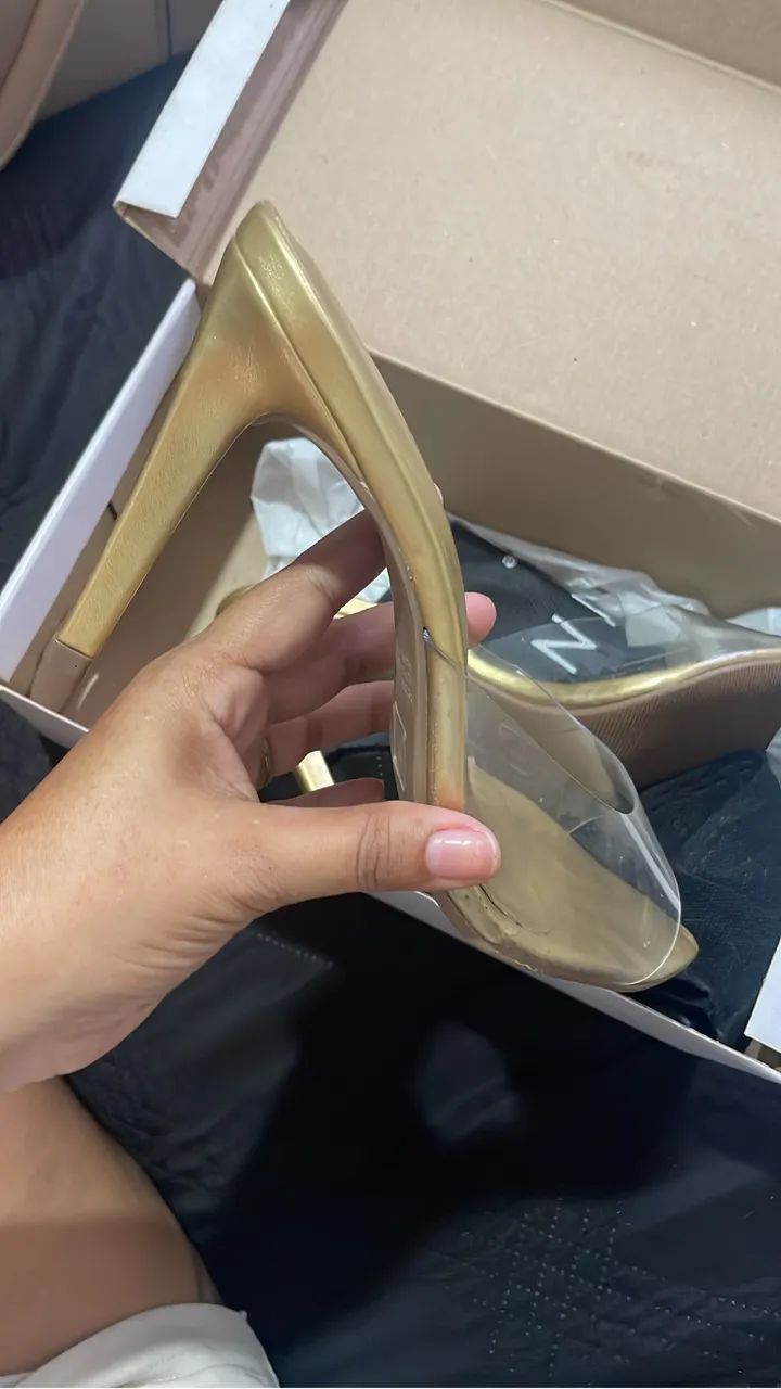 Tamanco dourado bico folha