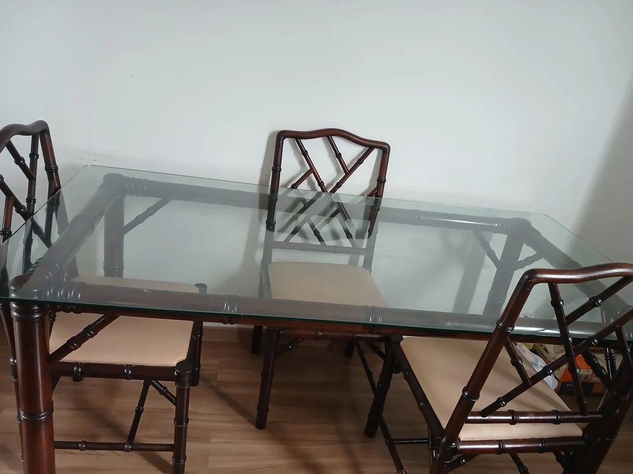 Mesa de vidro,com 3 cadeiras.
