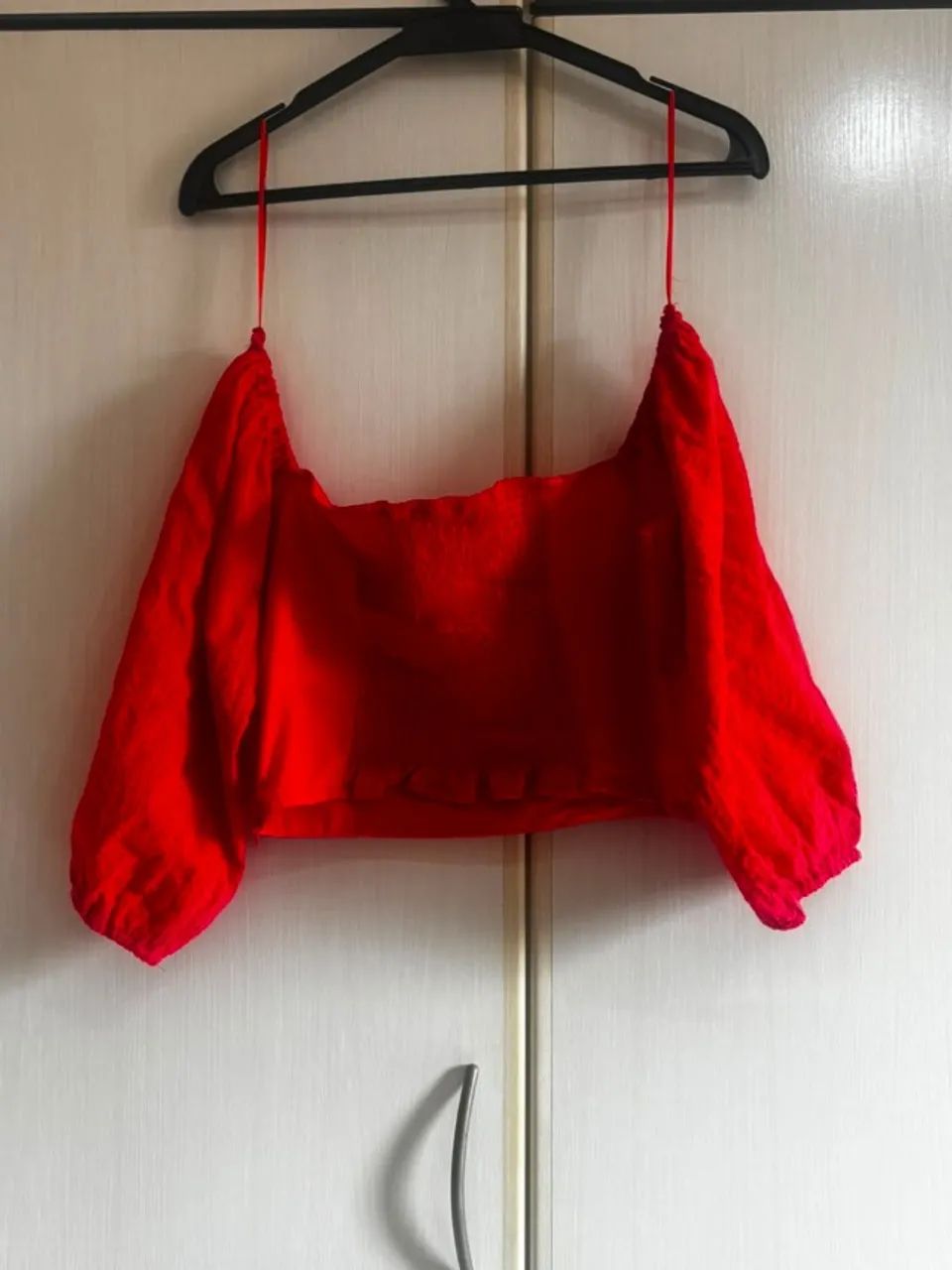 Cropped vermelho com mangas bufantes - Foto 2
