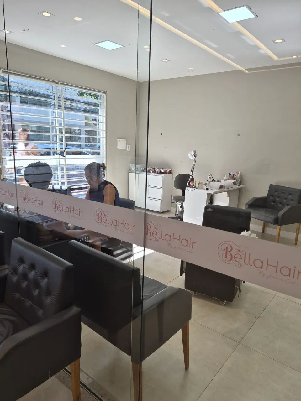 Vaga de Nail Designer e Manicure e Cabeleireira 