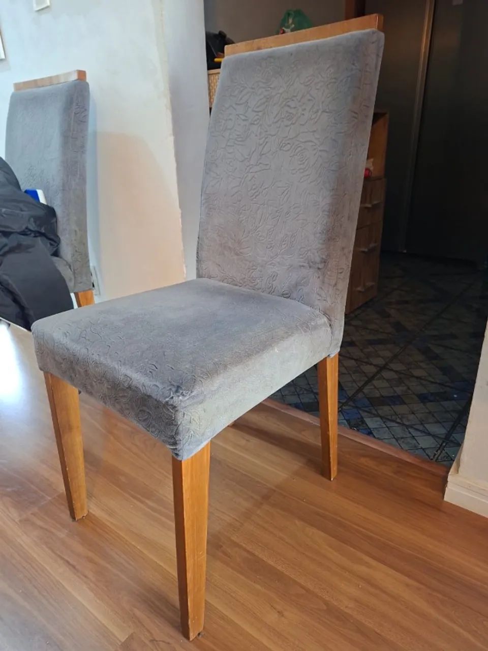 Mesa de Jantar com tampo de vidro e base de madeira maciça - Foto 4