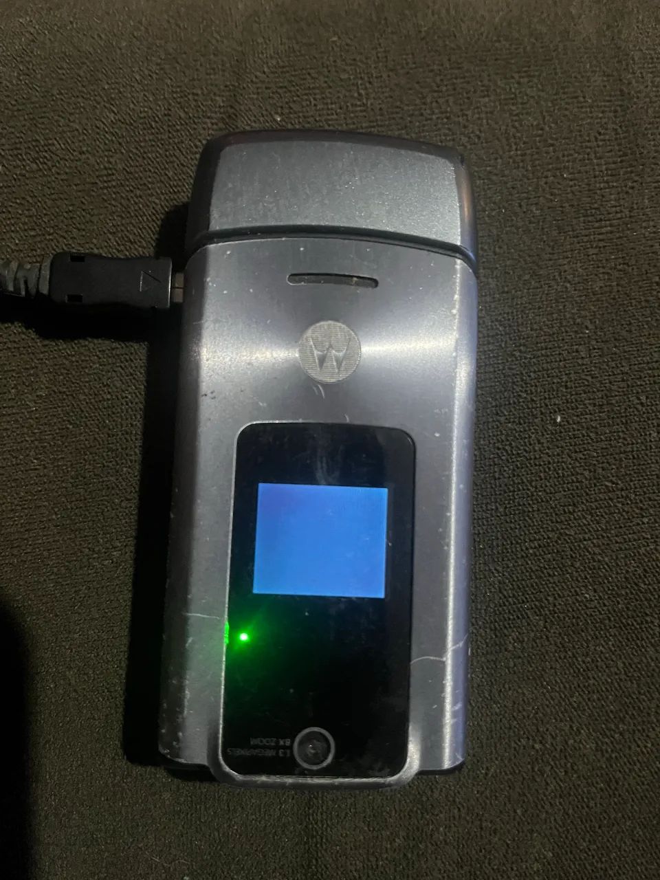 Quatro telefone celular antigo em formato flip da Motorola - Foto 4
