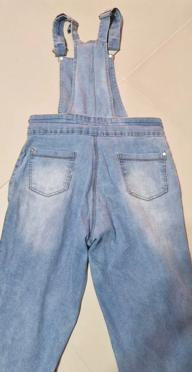 Jardineira jeans feminina  - Foto 4