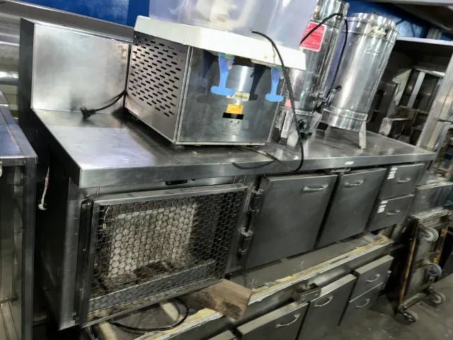 balcão inox - com portas e gavetas e espaço no tampo para cubas refrigerada - Foto 5