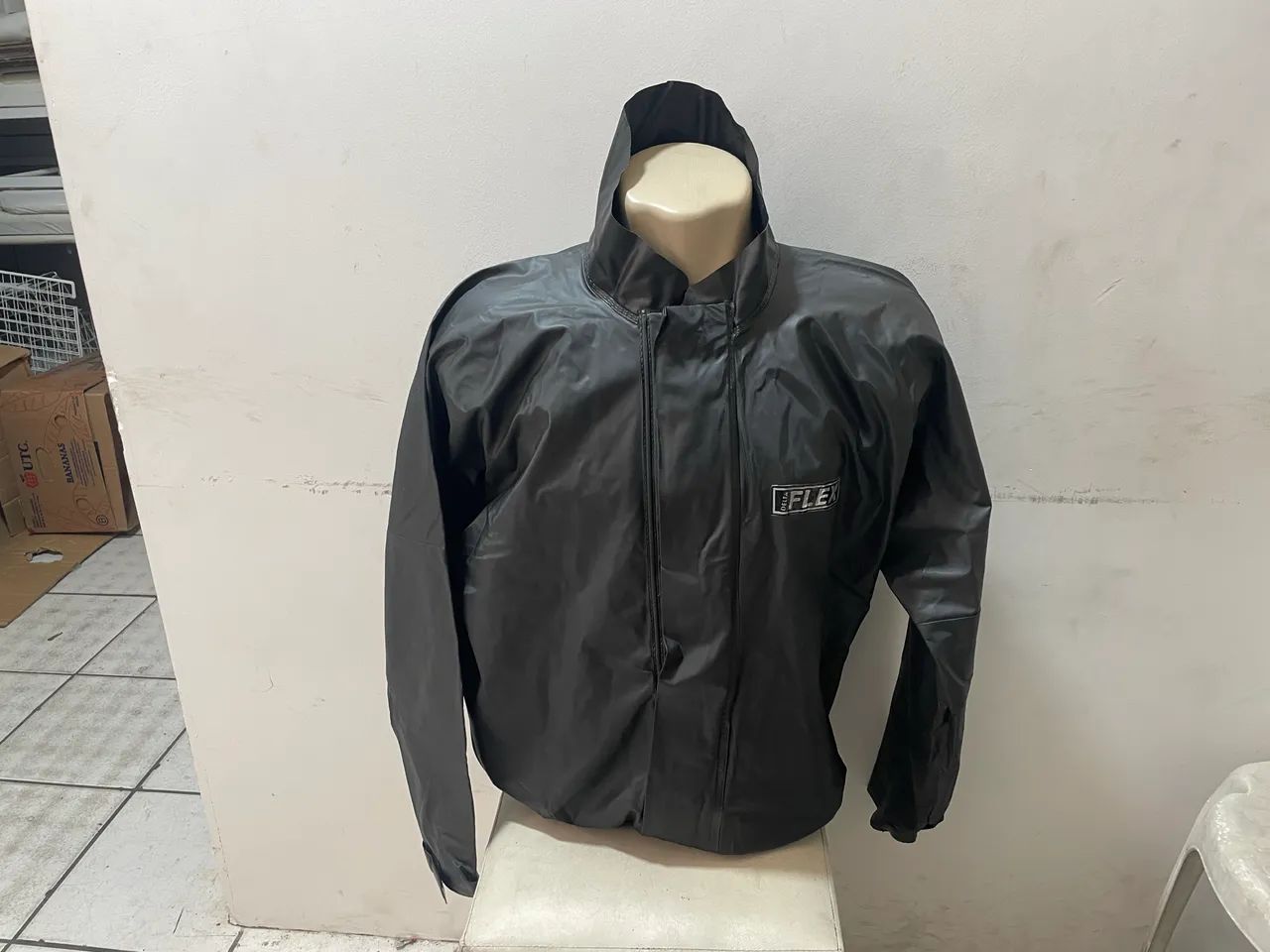 Jaqueta Preta de Capa de Chuva Delta Flex com Gola Alta