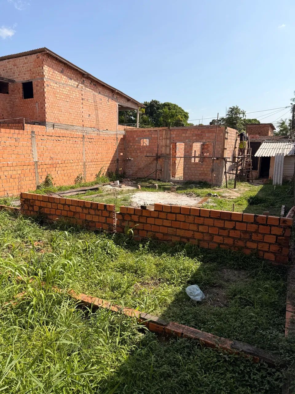 VENDO TERRENO GRANDE COM CONSTRUÇÃO DE CASA EM ANDAMENTO