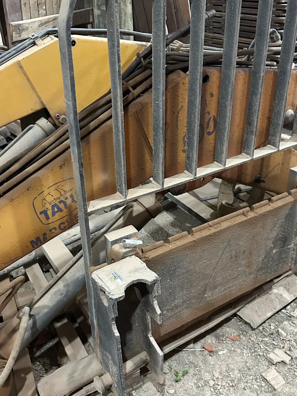 Pá carregadeira TATU com adaptação garfo empilhadeira   - Foto 3